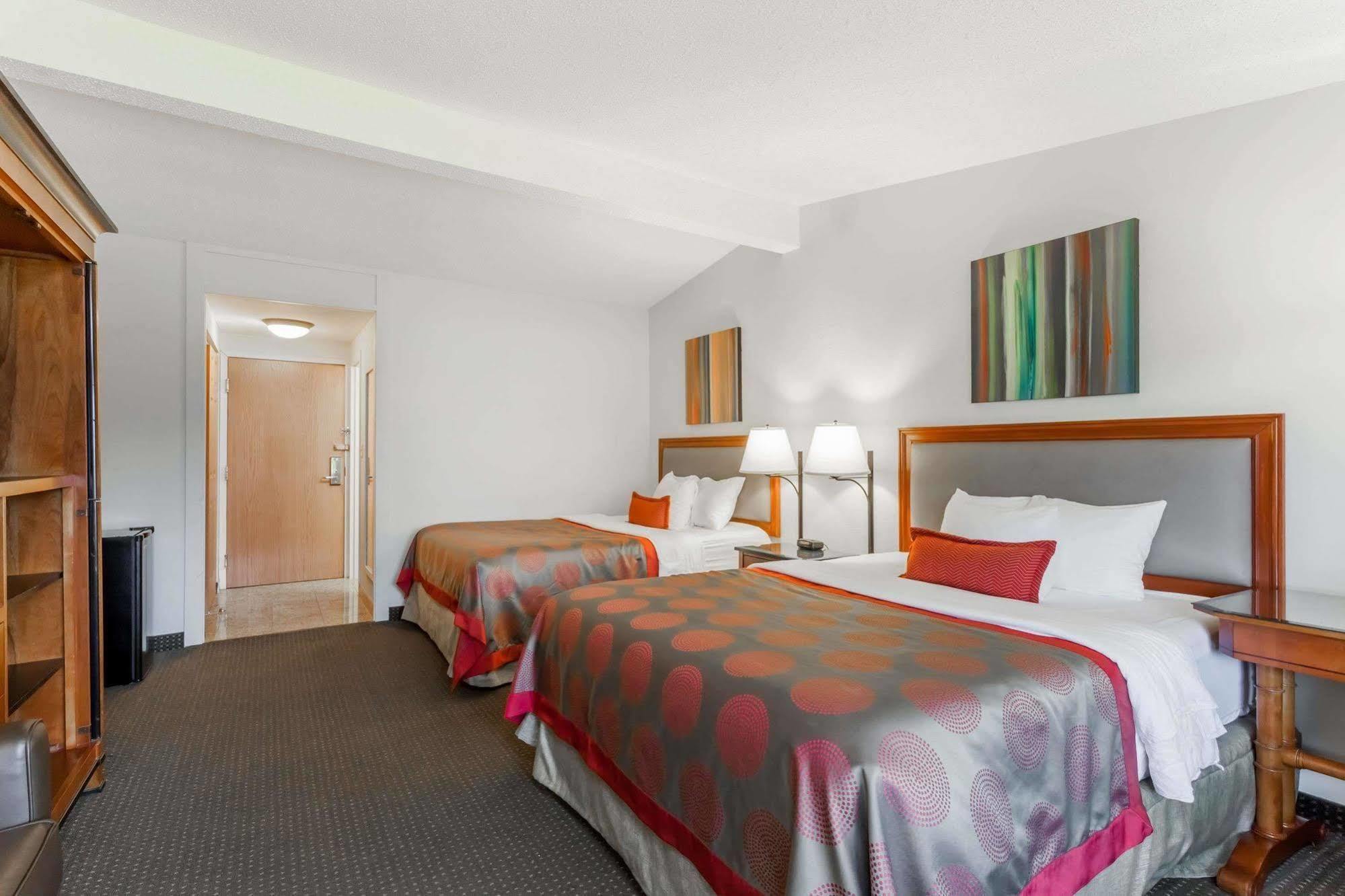 Ramada By Wyndham Rock Hill At Sullivan Center Exteriér fotografie