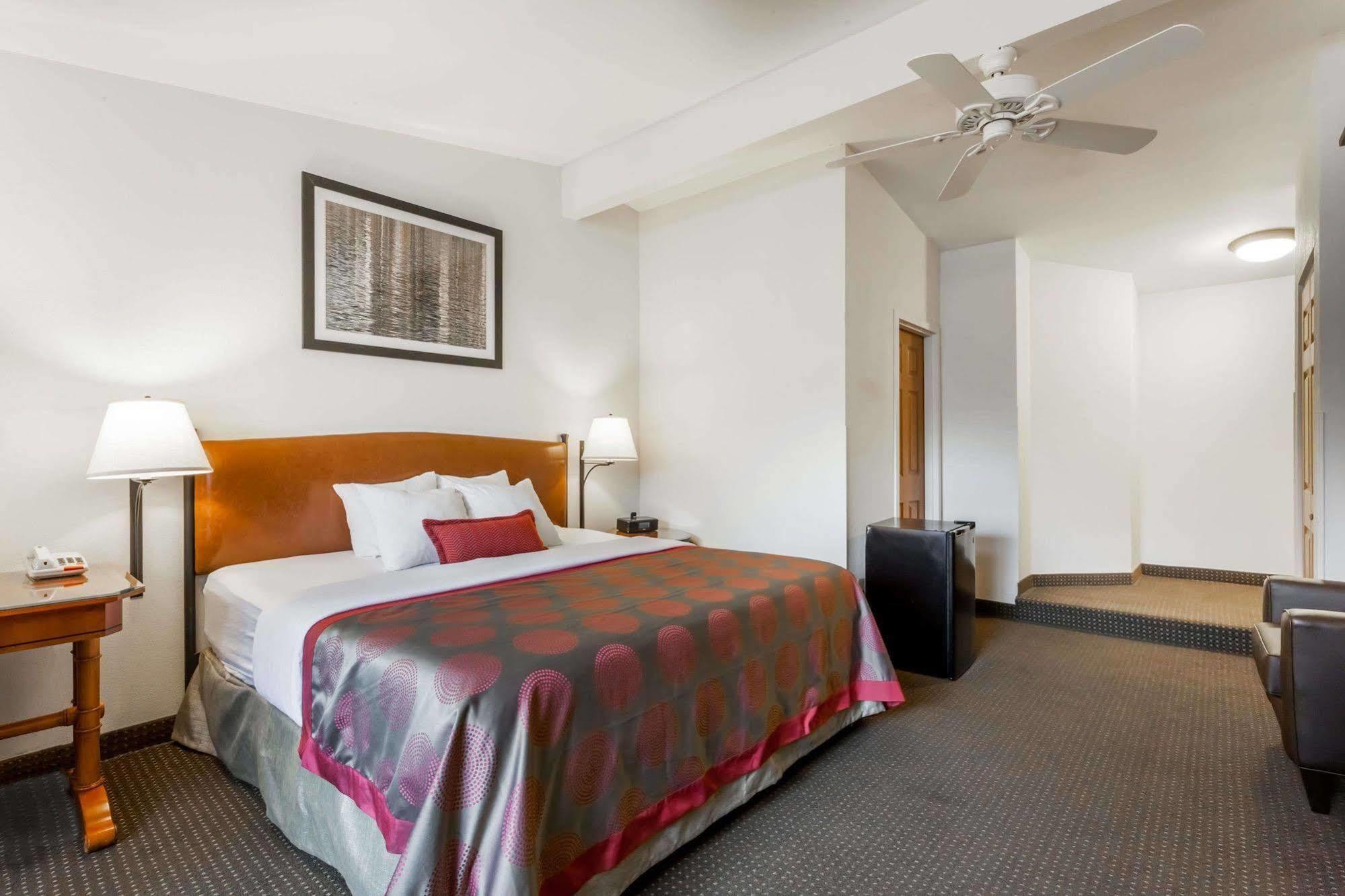 Ramada By Wyndham Rock Hill At Sullivan Center Exteriér fotografie