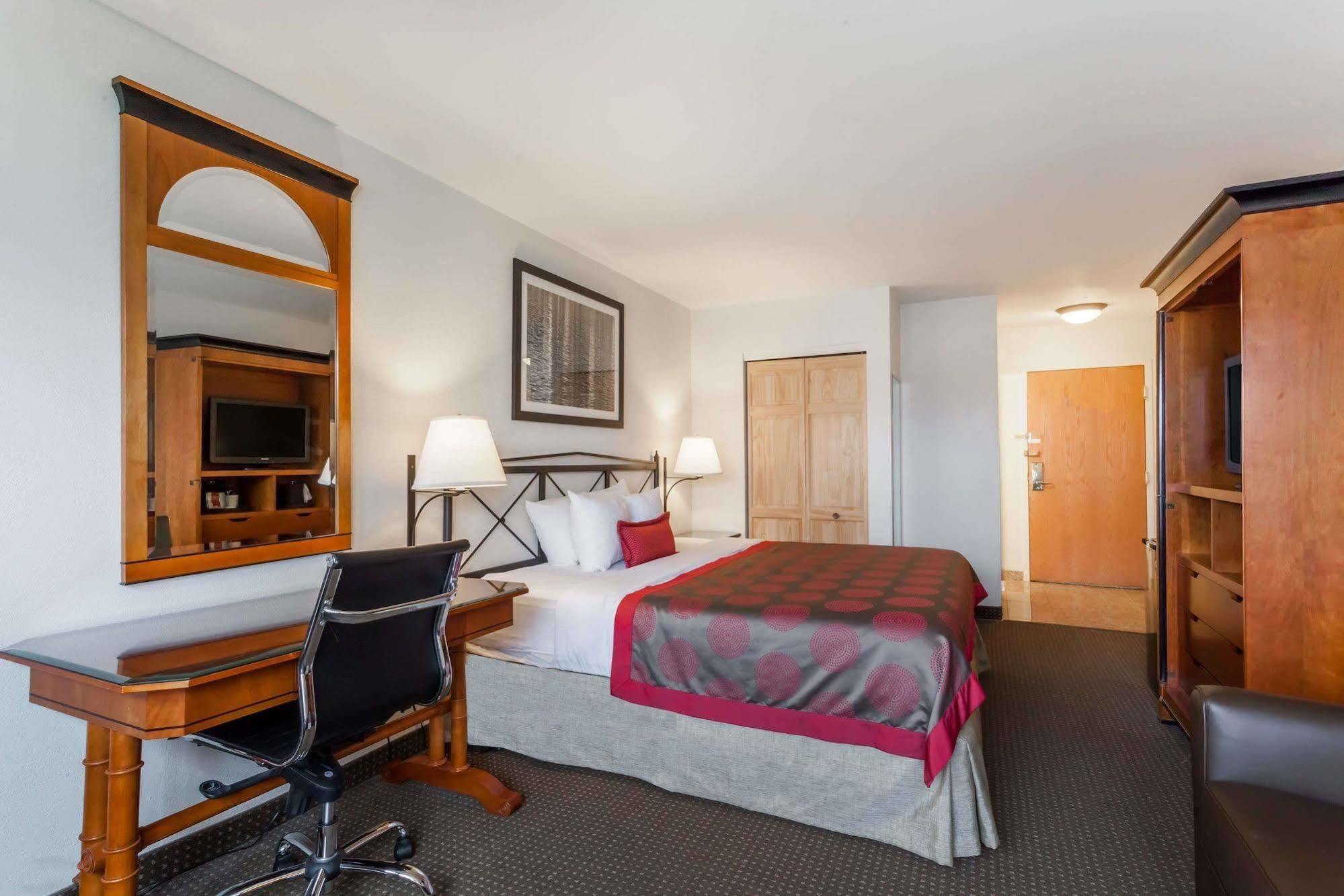 Ramada By Wyndham Rock Hill At Sullivan Center Exteriér fotografie